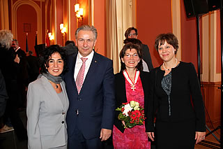 Staatssekretärin für Gesundheit und Soziales Emine Demirbüken-Wegner, Reg. Bürgermeister Klasu Wowereit, Dr. med. Emine Yüksel Ordensträgerin 2013, Gattin des Genralkonsuls der Türkischen Republik Birgit Sen